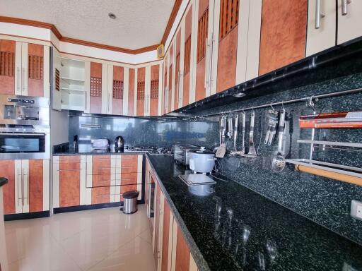 4 Bedrooms Condo in Baan Somprasong Na Jomtien C010087