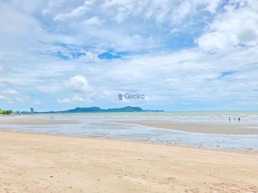 4 Bedrooms Condo in Baan Somprasong Na Jomtien C010087