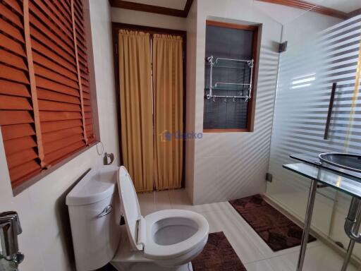 4 Bedrooms Condo in Baan Somprasong Na Jomtien C010087