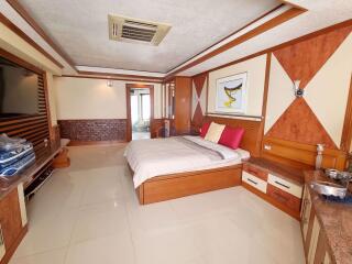 4 Bedrooms Condo in Baan Somprasong Na Jomtien C010087