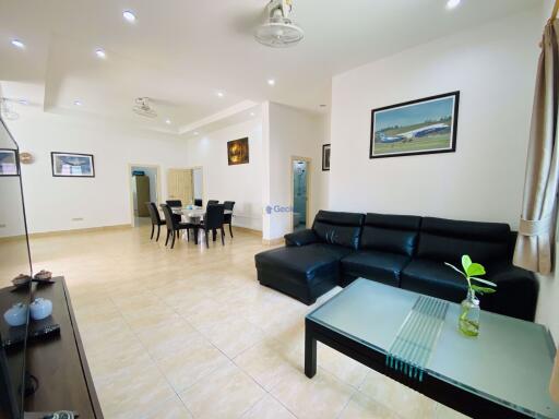 3 Bedrooms House in Powers Court Estate East Pattaya H009224