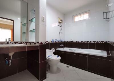 3 Bedrooms House in Chokchai Gardens 3 East Pattaya H008643