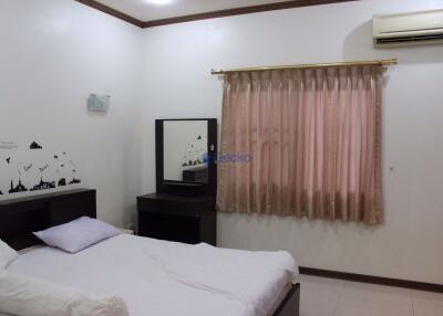 2 Bedrooms House in Royal Park Village Jomtien H005043