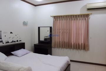 2 Bedrooms House in Royal Park Village Jomtien H005043