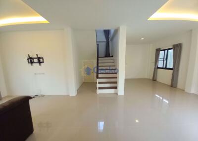 3 Bedrooms House in Uraiwan Grand Villa East Pattaya H009582