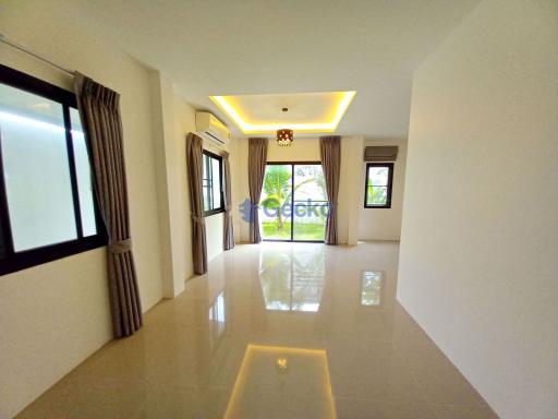 3 Bedrooms House in Uraiwan Grand Villa East Pattaya H009582