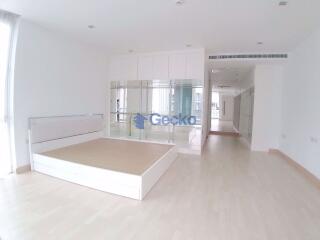 3 Bedrooms Condo in Apus Condominium Central Pattaya C009425