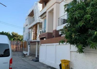4 Beds 400 Sqm Detached House in Ratchada For Sale