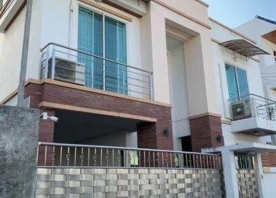 4 Beds 400 Sqm Detached House in Ratchada For Sale