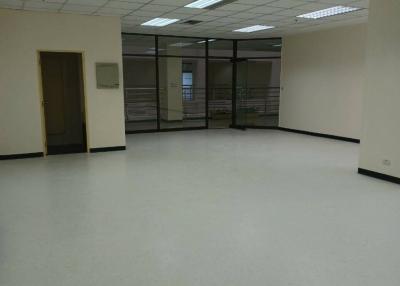 Office space for rent at B.B. Building 84 sqm