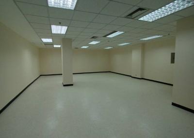 Office space for rent at B.B. Building 84 sqm