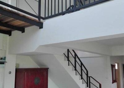 Three Storey Loft Style Townhouse-Soi 94