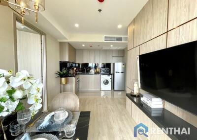 High rise condominium on Pratamnak hill, located near the beach only 250 meters.