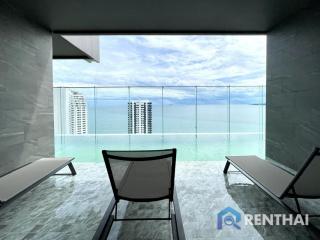 High rise condominium on Pratamnak hill, located near the beach only 250 meters.