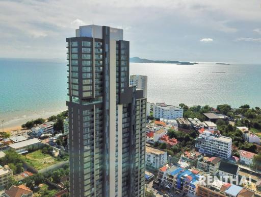 High rise condominium on Pratamnak hill, located near the beach only 250 meters.