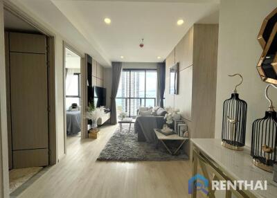 High rise condominium on Pratamnak hill, located near the beach only 250 meters.