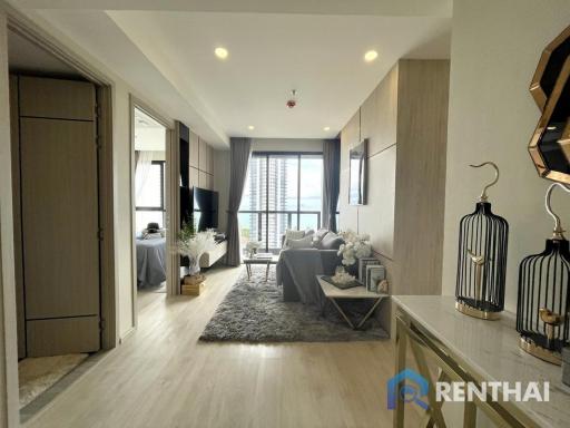 High rise condominium on Pratamnak hill, located near the beach only 250 meters.