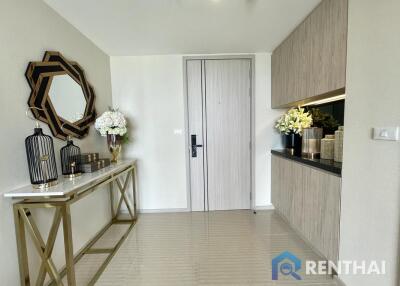 High rise condominium on Pratamnak hill, located near the beach only 250 meters.