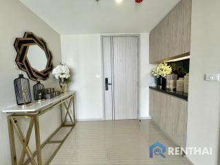 High rise condominium on Pratamnak hill, located near the beach only 250 meters.