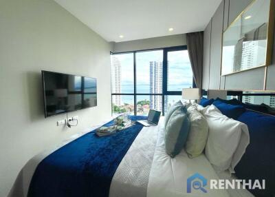 High rise condominium on Pratamnak hill, located near the beach only 250 meters.