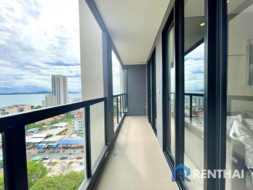 High rise condominium on Pratamnak hill, located near the beach only 250 meters.