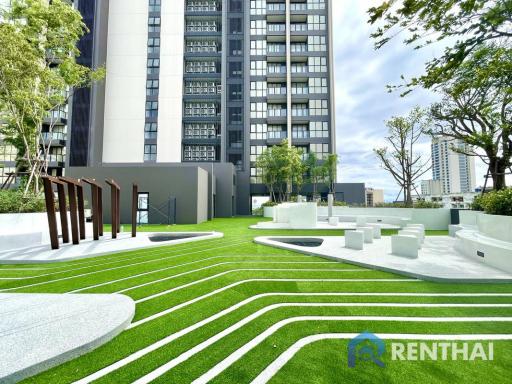 High rise condominium on Pratamnak hill, located near the beach only 250 meters.