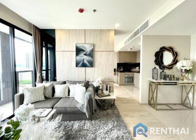 High rise condominium on Pratamnak hill, located near the beach only 250 meters.