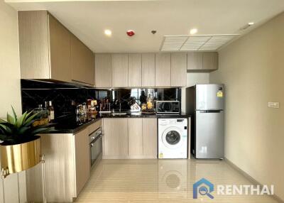 High rise condominium on Pratamnak hill, located near the beach only 250 meters.