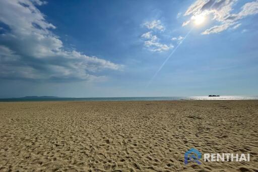 แอราส คอนโดริมหาดจอมเทียน ขายเพียง 3.2 ล้านบาท