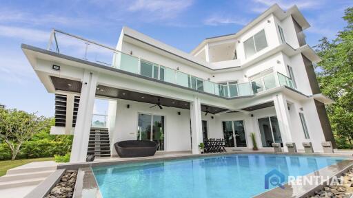 Massive modern pool villa for sale in Pattaya