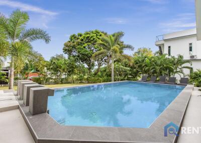 Massive modern pool villa for sale in Pattaya