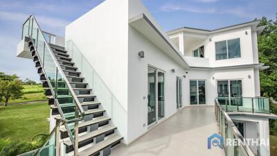 Massive modern pool villa for sale in Pattaya