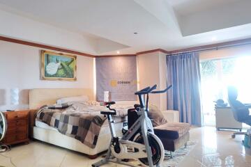 คอนโดนี้มี 3 ห้องนอน  อยู่ในโครงการ คอนโดมิเนียมชื่อ Grand View Condominium 