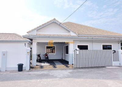 บ้านหลังนี้มี 3 ห้องนอน  อยู่ในโครงการชื่อ Wanthip Village East Pattaya  ตั้งอยู่ที่
