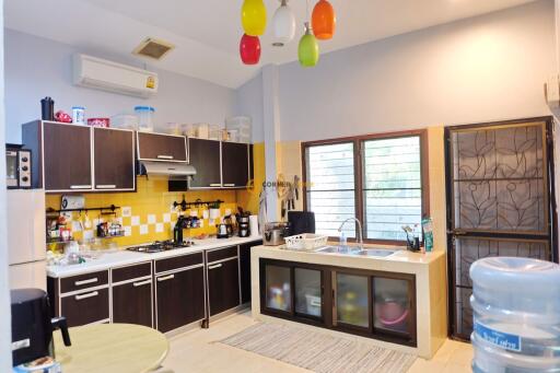 บ้านหลังนี้มี 3 ห้องนอน  อยู่ในโครงการชื่อ Wanthip Village East Pattaya  ตั้งอยู่ที่