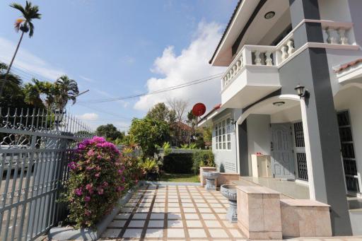 4 bed family home within established development at Suthep