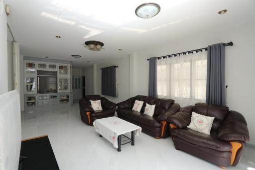 4 bed family home within established development at Suthep