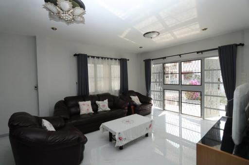 4 bed family home within established development at Suthep