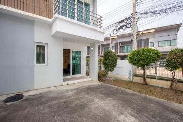 Stylish 3-Bed Townhouse for Sale in Urbana+3 Development, Tha Sala