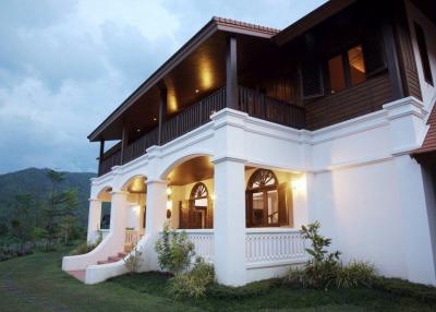 Outstanding luxury hill top pool villa in the Mae On Valley