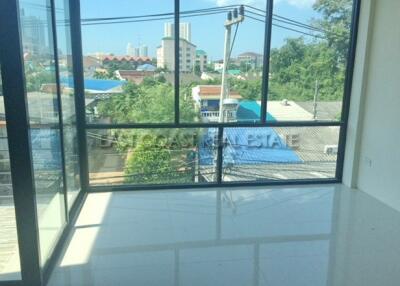 Phothisan Town Home House for sale in Naklua, Pattaya. SH6848