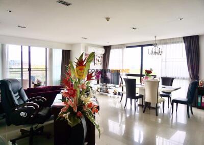 คอนโดนี้มี 2 ห้องนอน  อยู่ในโครงการ คอนโดมิเนียมชื่อ The Park Jomtien Condominium 