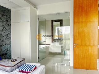 คอนโดนี้มี 2 ห้องนอน  อยู่ในโครงการ คอนโดมิเนียมชื่อ The Sanctuary Wongamat 