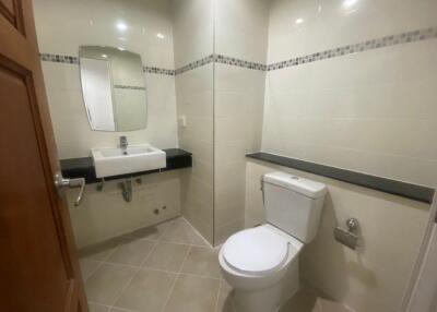 Fully Furnished 1 Bed Apartment in Convenient Location