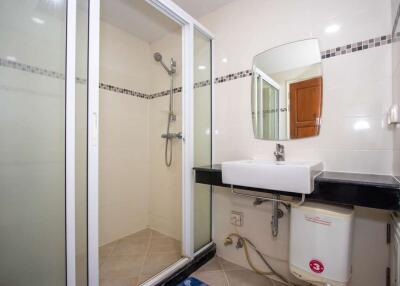 Fully Furnished 1 Bed Apartment in Convenient Location