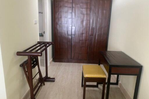 Fully Furnished 1 Bed Apartment in Convenient Location