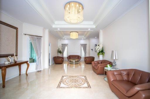Elegant 5 bedroom house for you the discerning buyer!