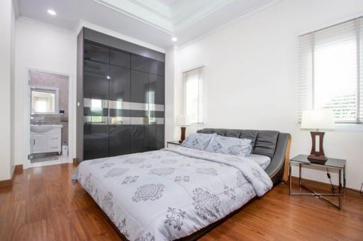 Elegant 5 bedroom house for you the discerning buyer!