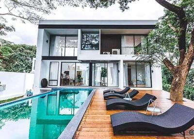 Outstanding modern 5 bed house with pool