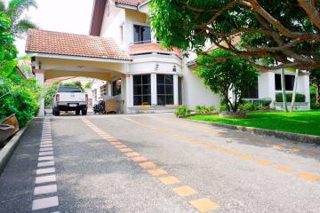 4 bedroom House in Mabprachan Garden Resort East Pattaya